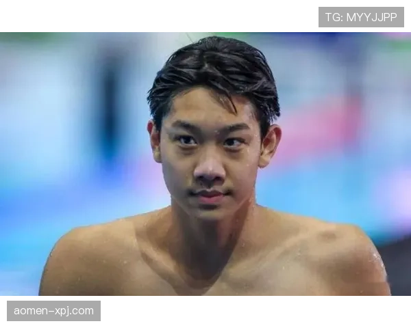 游泳男子1500米自由泳张展硕后程发力 千五十米处实现反超